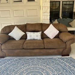 Free Delivery 🚚 Brown Couch/ Sillón Café