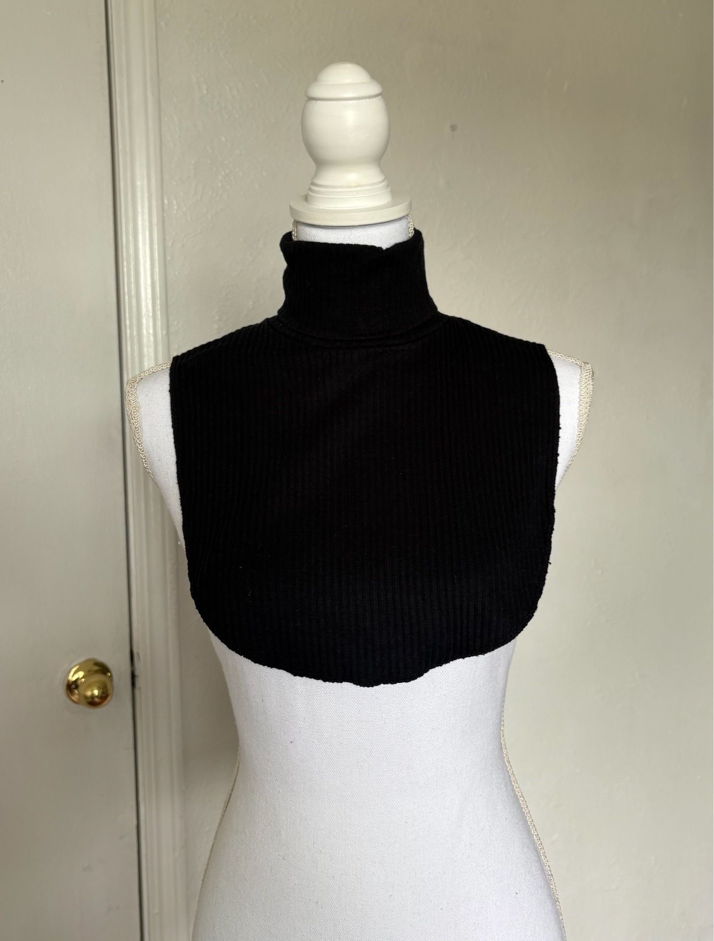 Specially House black turtle neck half top one size