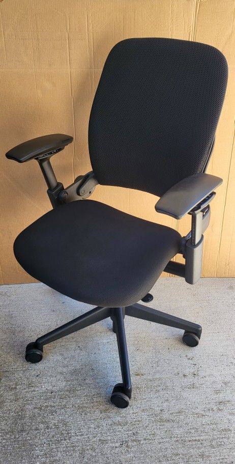 STEELCASE LEAP V2 PROFESSIONAL OFFICE DESK CHAIR