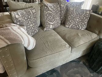 Cindy Crawford Collection Loveseat (Rooms To Go)