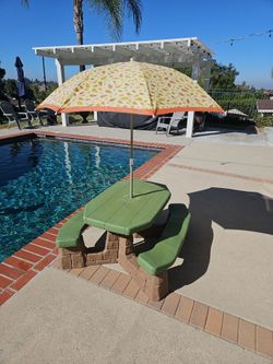Children's little tikes table & umbrella