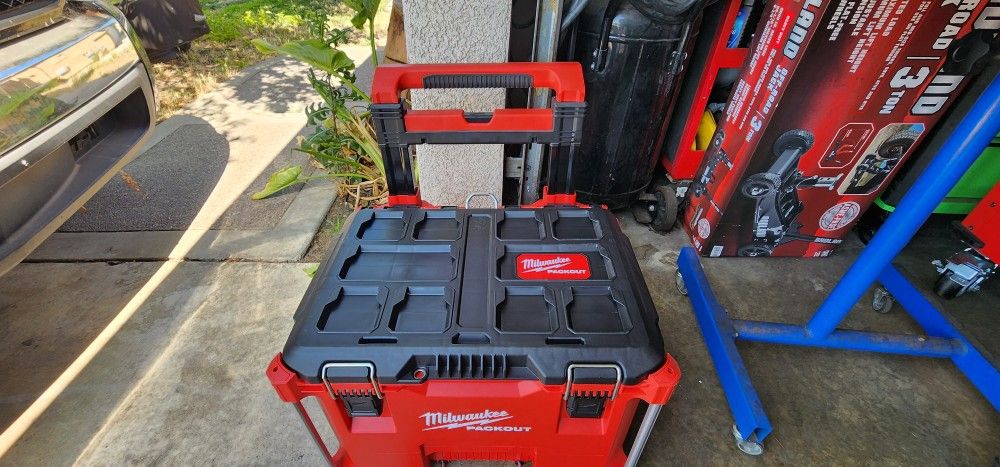 Milwaukee PACKOUT Rolling Tool Box 22inch