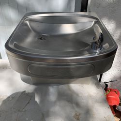 ELKAY WATER FOUNTAIN 
