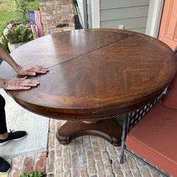 Beautiful Solid Wood Round Table With Leaf Extender