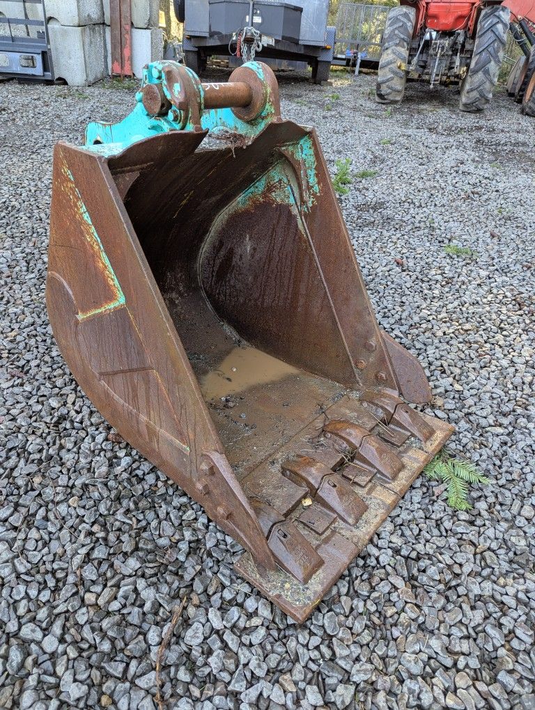 28" Midi Excavator Bucket
