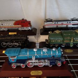 Train Collectibles Set with Wooden Base per train