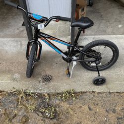 Specialized Riprock bike with training wheels