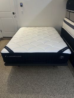 DreamCloud Classic Hybrid Queen Mattress + DreamCloud Adjustable Base