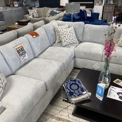 Lovely Light Grey Sectional ✨‼️ $2,100