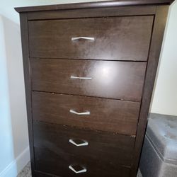 🏠 Dark Wood 5-Drawer Dresser - Perfect for Any Room! 🏠