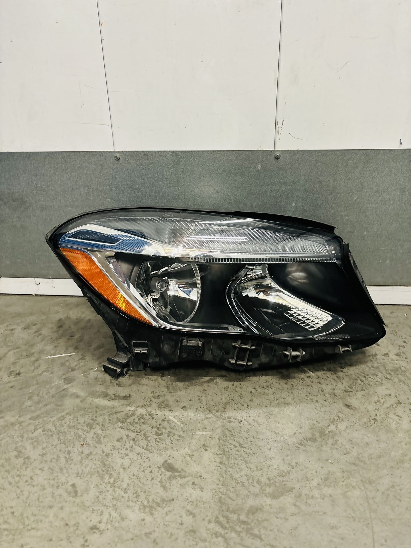 2015,2016,2017,2018,2019,2020 Mercedes GLA250,GLA45 Headlight/Luz Frontal Rh Passenger Oem