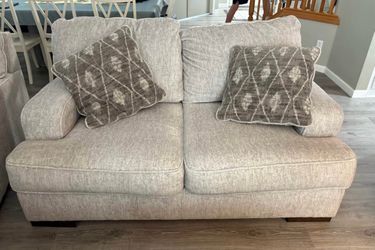 Large chair w/Ottoman & Loveseat