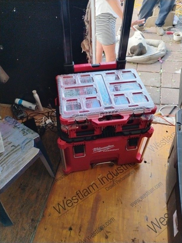 Milwaukee Pack out, With Battery And Charger 2 Batteries... And 1 Drill Driver And 1 Hacksaw, And 2 multitool.......And Other Viriety Of  Tools