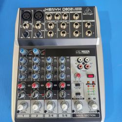 Behringer xenyx Q802usb mixer