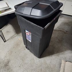 50 Gallon Trash Can With Attached Dustpan