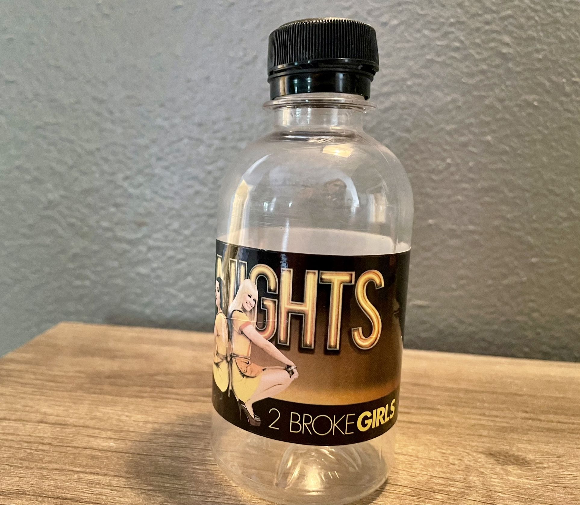 Two Broke Girls Final Season (Season 6)Cast & Crew Set Water Bottles