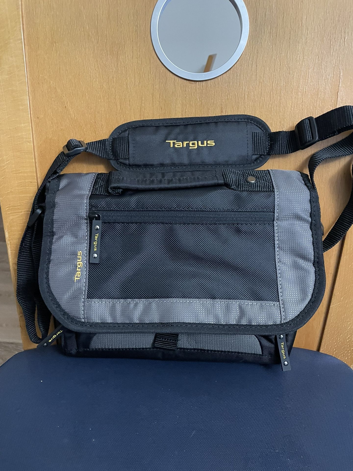 Targus Shoulder Messenger Bag, Black