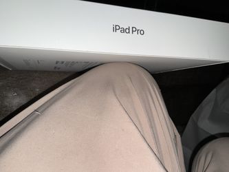 iPad Pro 13 inch M5 Wi-Fi and cell phone capable