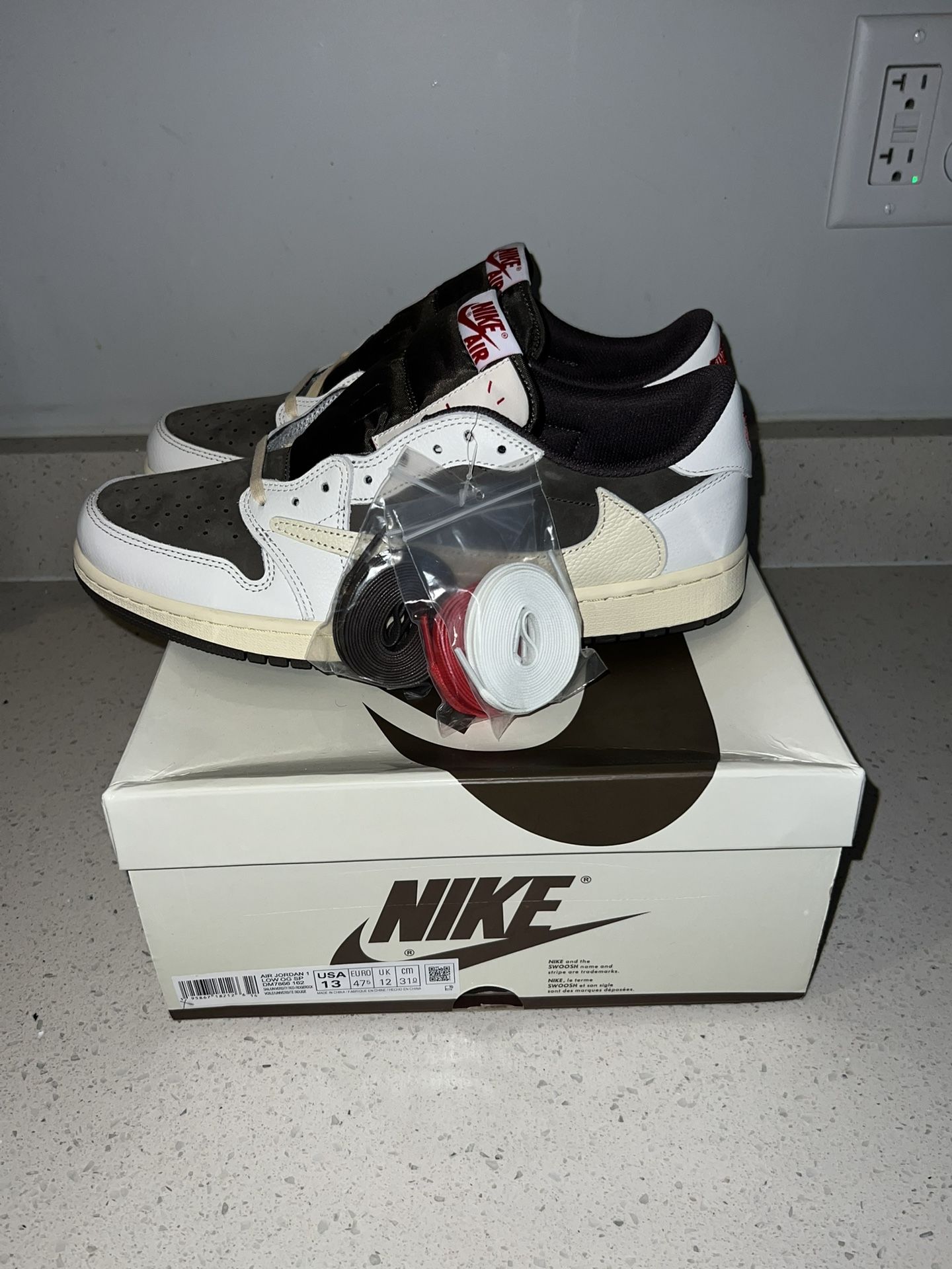 Nike Air Jordan Travis Scott Dunk Low Men’s Size 13 DS
