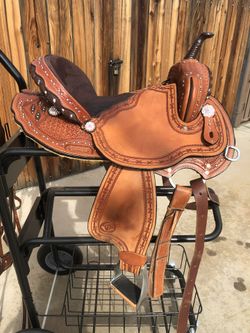 Horse Saddle Custom Made By “Diamond Cross” 16” With Matching Breast Collar. Saddle Is New!