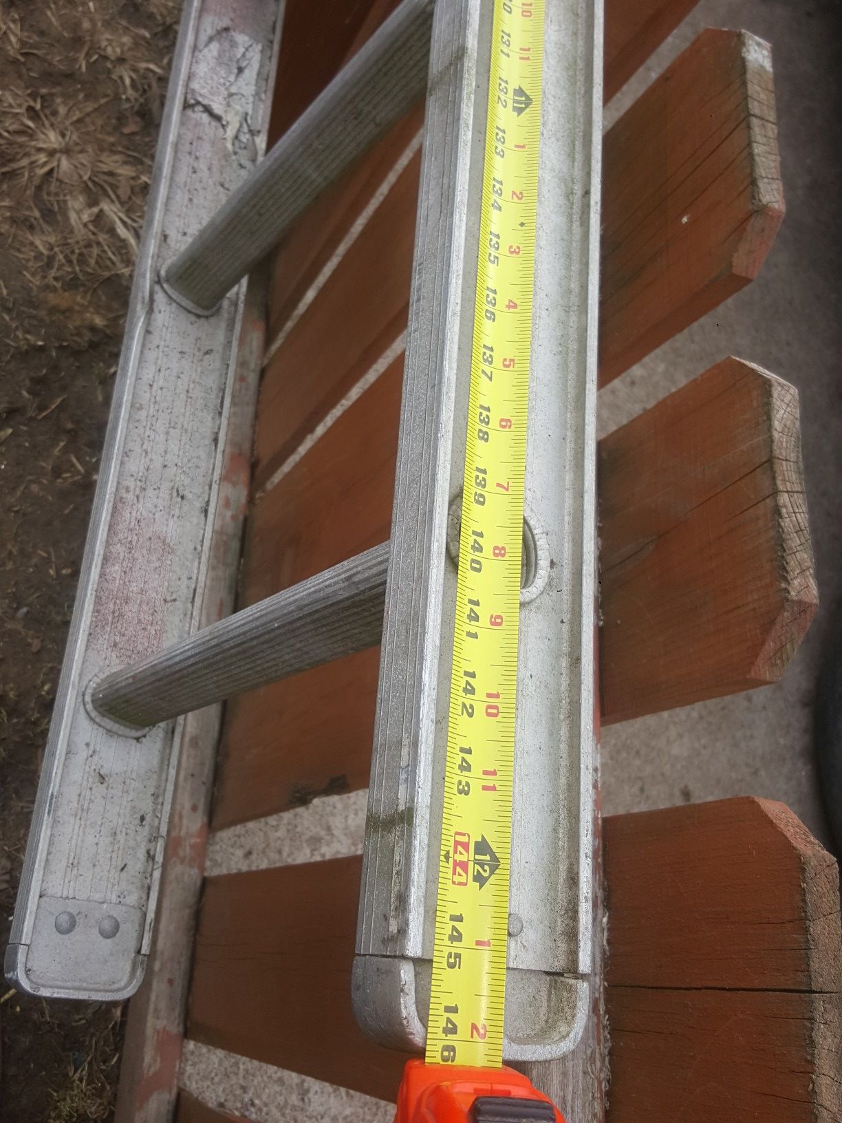 12' ladder. Aluminum. Good condition. And light.