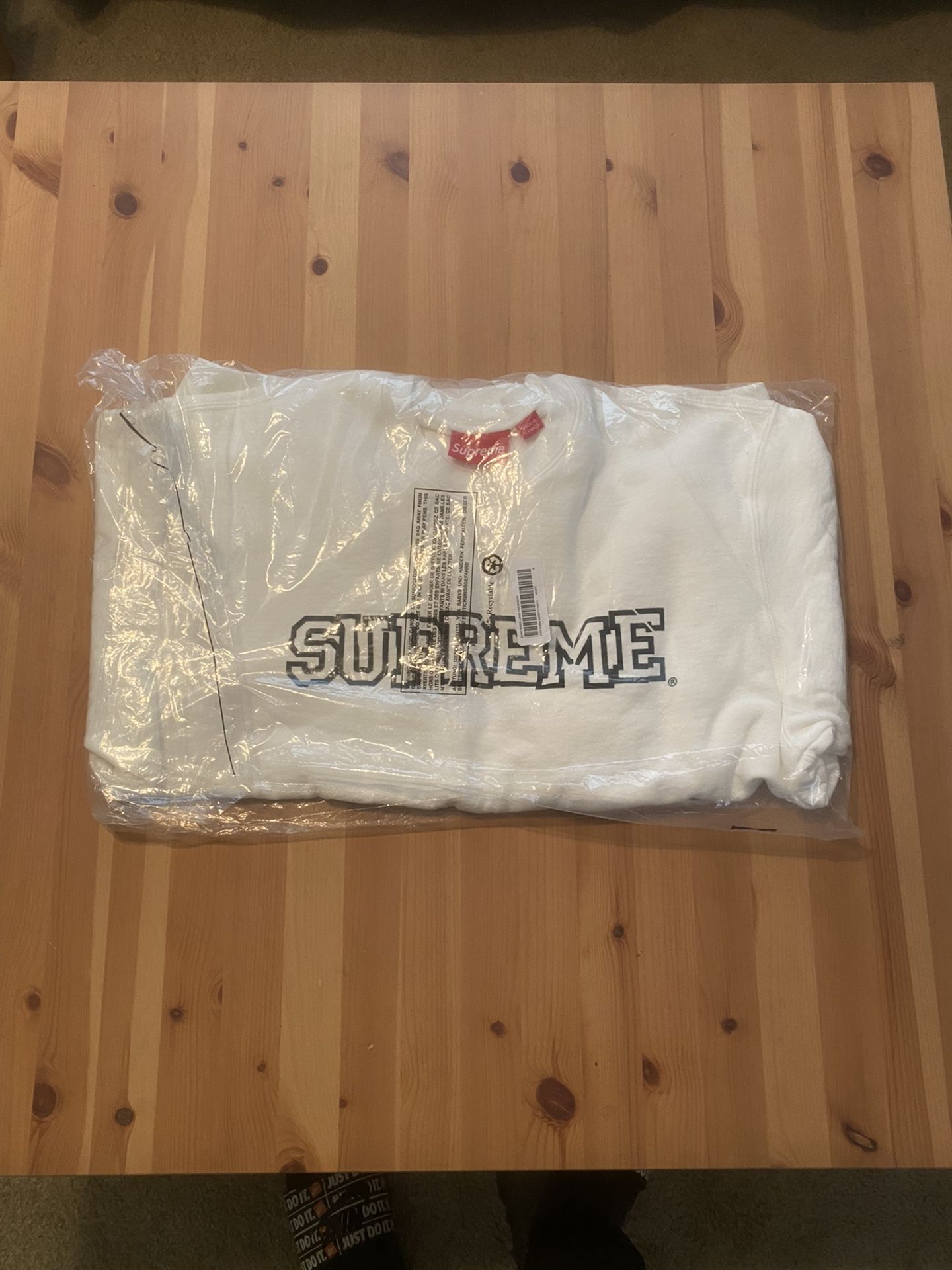 SUPREME SHATTERED LOGO CREW NECK WHITE
