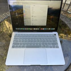 2018 Macbook Air 13 Inch 1.6Ghz i5 16GB 256GB Like New
