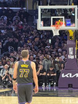 $200 For 2 Lakers Seats TONIGHT