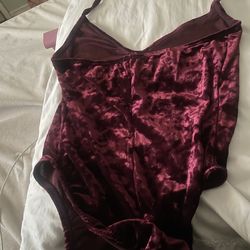 Burgundy suit small/medium only worn once 15$!