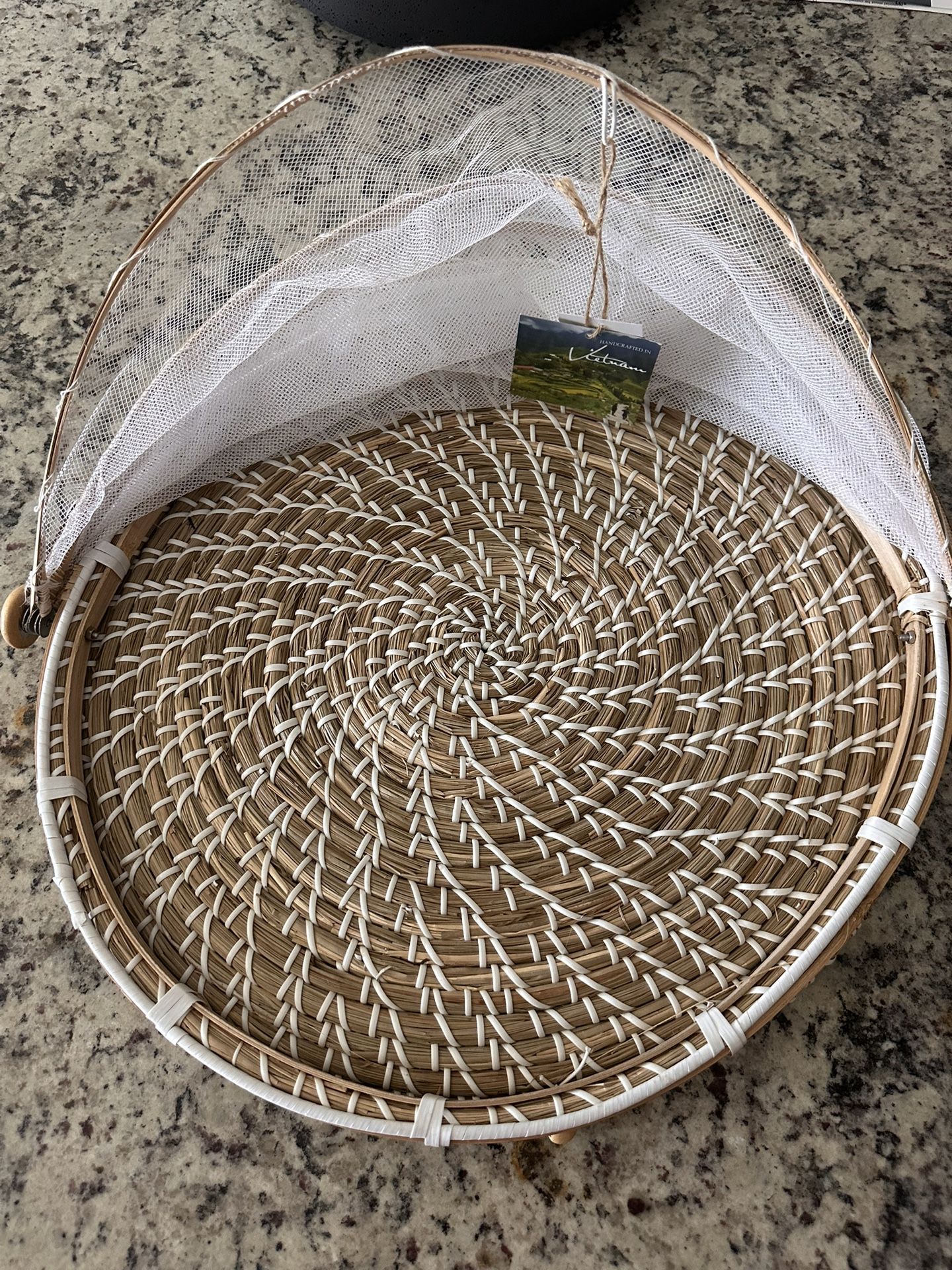 Net: 18.5” woven food tray w mesh tent