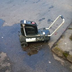 Husky 8 Gallon  135 Psi Air Compressor 