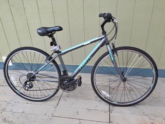 Trayl 700c best sale hybrid bike