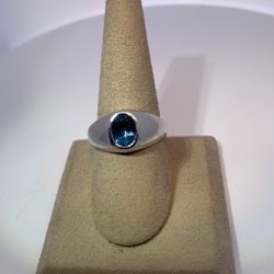 14 K white gold gents blue topaz ring 