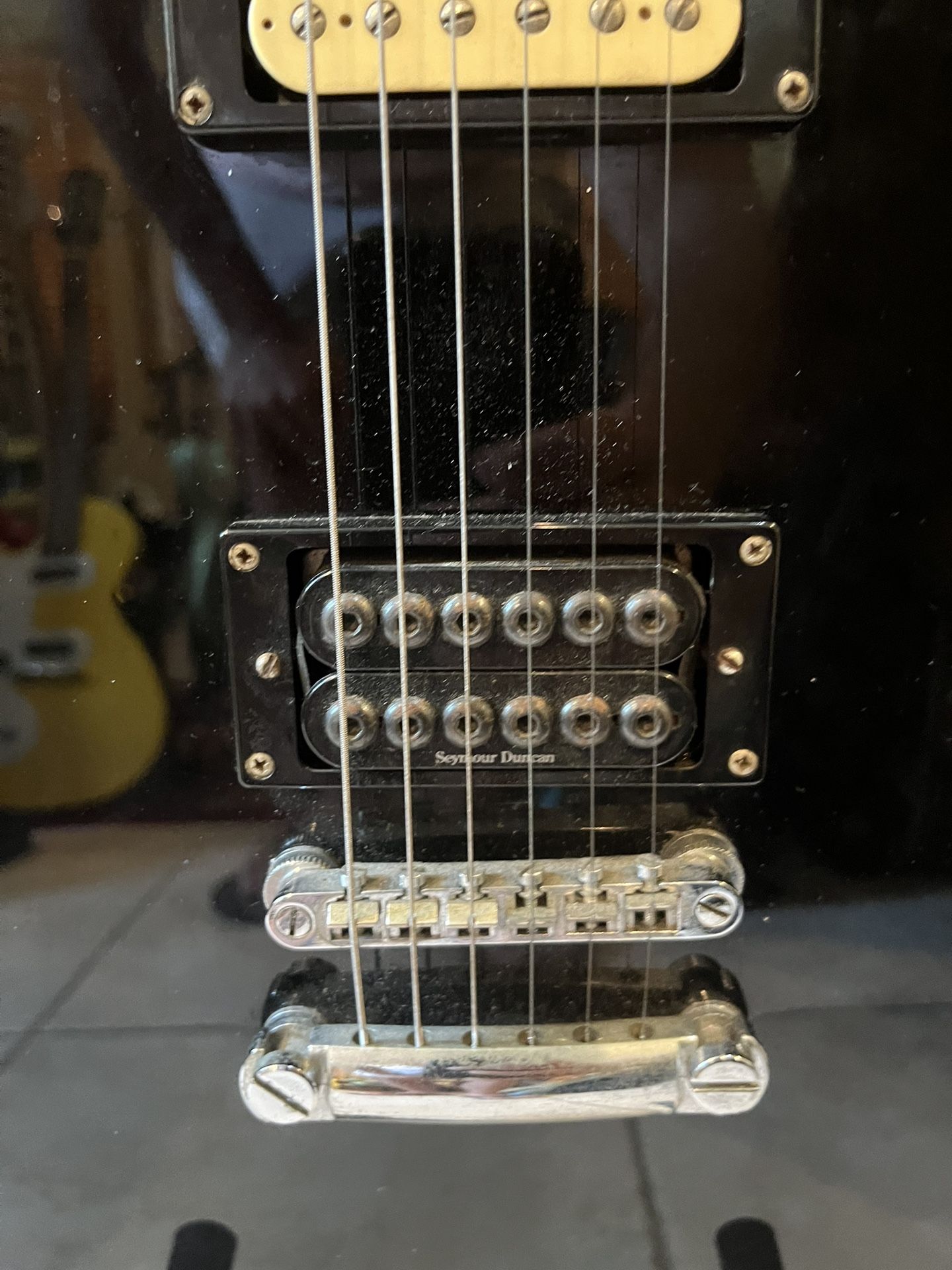 Epiphone Les Paul (UPGRADED SEYMOUR DUNCAN PICKUP) W/ Fender Amp