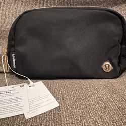 New Limited Edition Lululemon Wordmark Black/Gold 1L Belt Bag