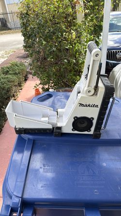 Makita battery radio(NO BATTERY)