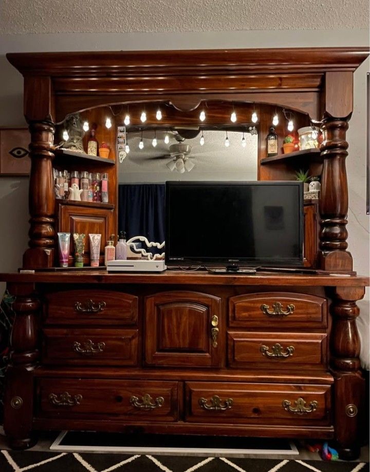 solid wood 2 piece dresser and 2 matching nightstands