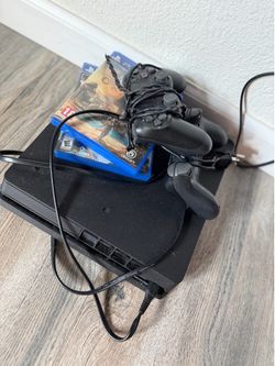 PS4 slim w/ 2 controllers