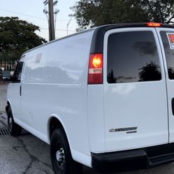 CHEVY EXPRESS 4.8 2500.  CLEAN TITLE IN  HANDS 