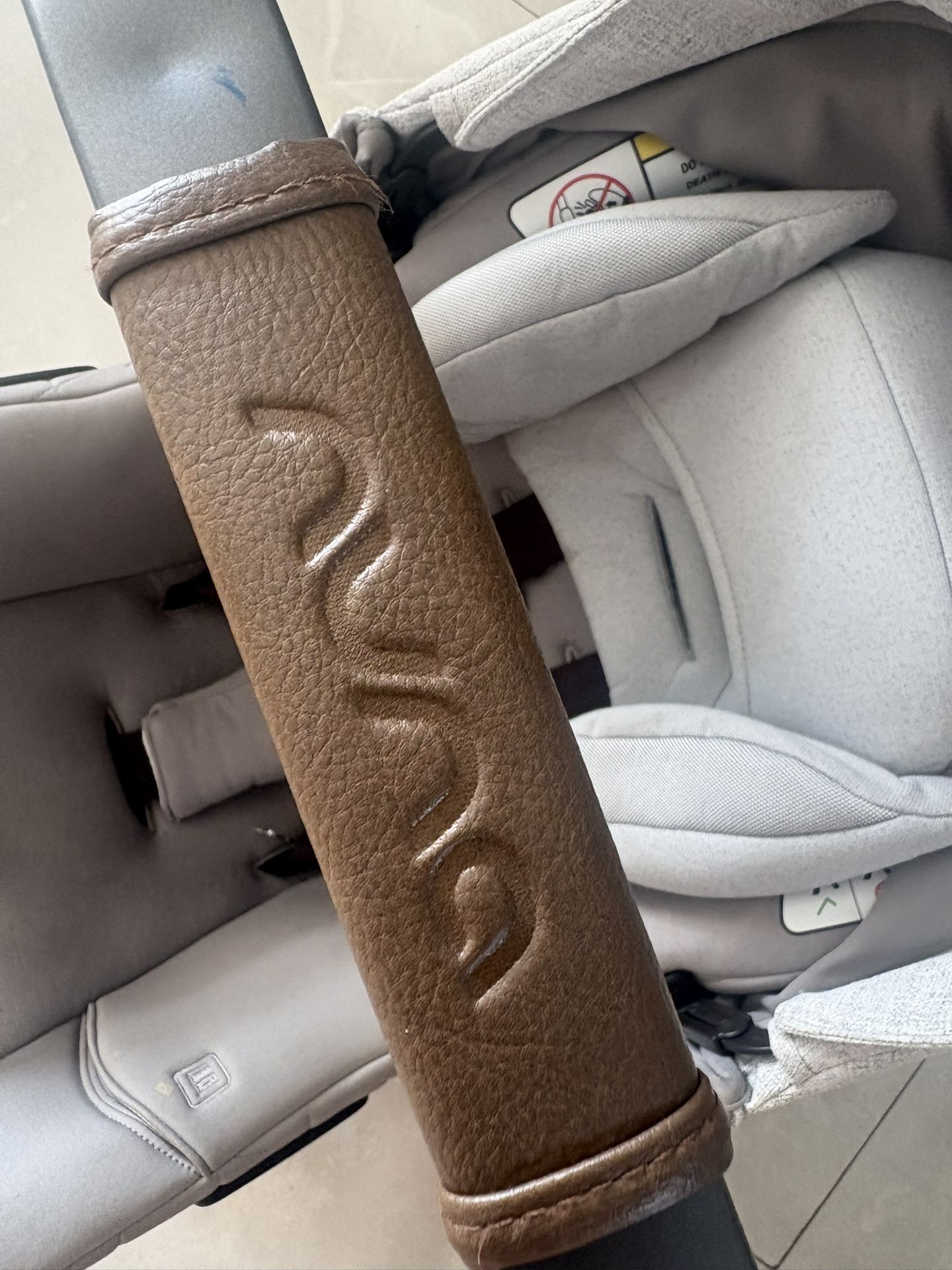 NUNA INFANT CAR SEAT LIKE NEW