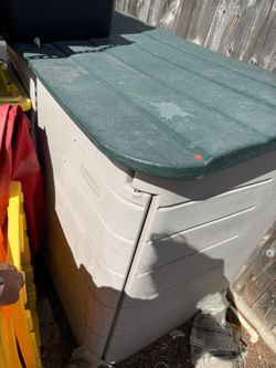 Plastic storage bin