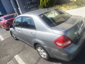2011 Nissan Versa.   💯  Runs  selling as is💯.     $1400