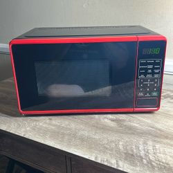 Mainstays 0.7 Cu ft Countertop Microwave Oven. 