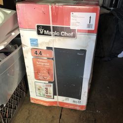 Brand New Magic Chef 4.4 Curt Medium Size Refrigerator  Retail Price $450