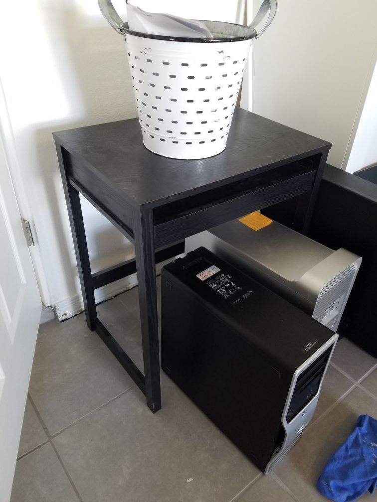 Compact computer desk with pull out keyboard drawer!