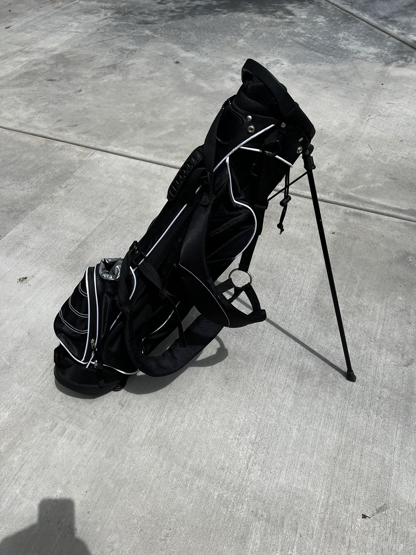 Barely Used golf bag light weight