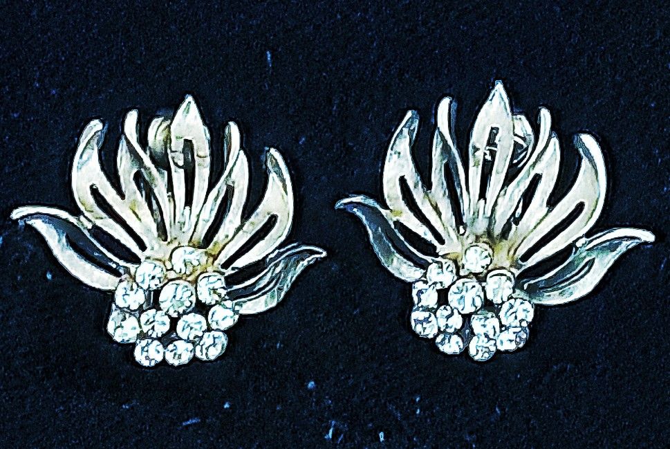 1950s mid century modern Silvertone & rhinestone floral earrings w clip backs unsigned