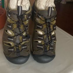 Keen Shoes  7.5 Size