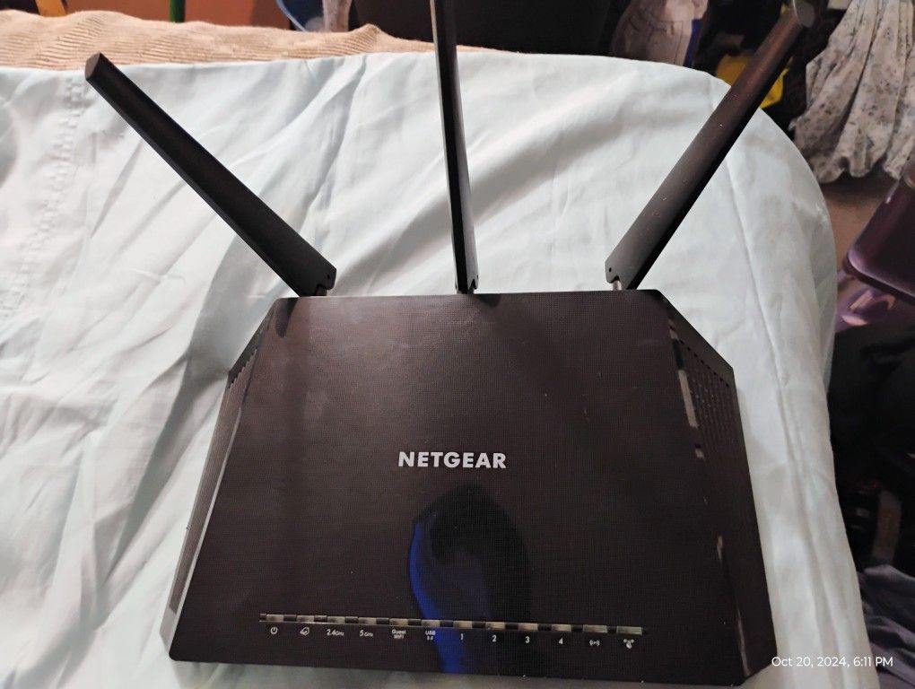 PRICED TO SELL!! Netgear Nighthawk Smart Wifi Router - SUPER FAST