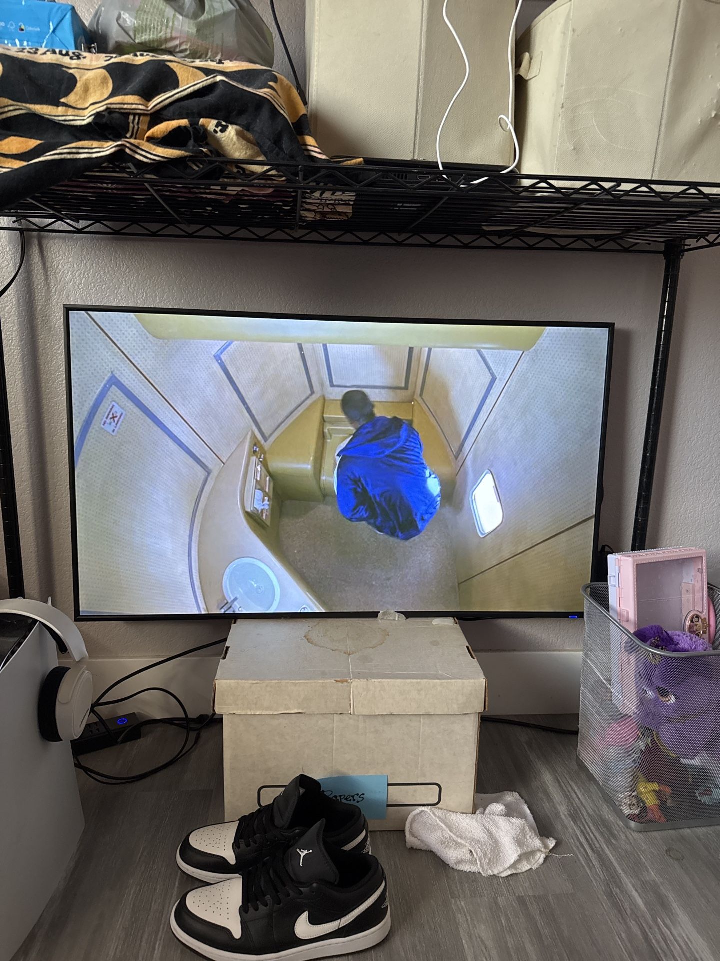 40in Monitor With Wall Mount